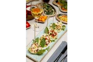 Ceramiczne miseczki i półmiski - pomysły na serwowanie przystawek i przekąsek