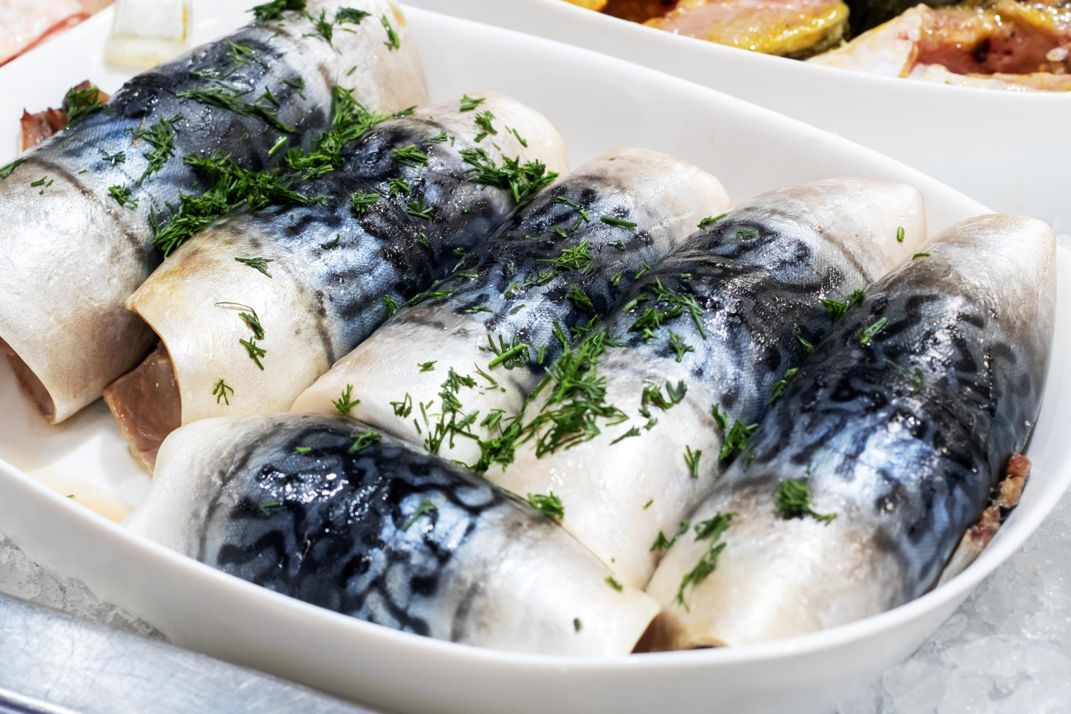 Jak udekorować śledzie na p&oacute;łmisku - tradycyjnie i z pomysłem