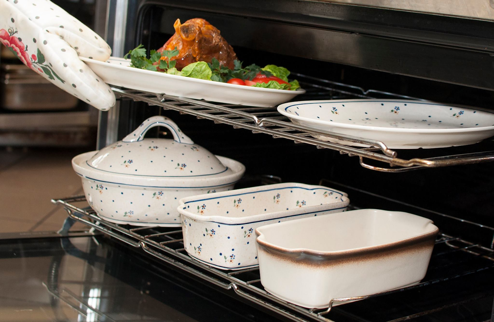 How to Bake with Polish Pottery